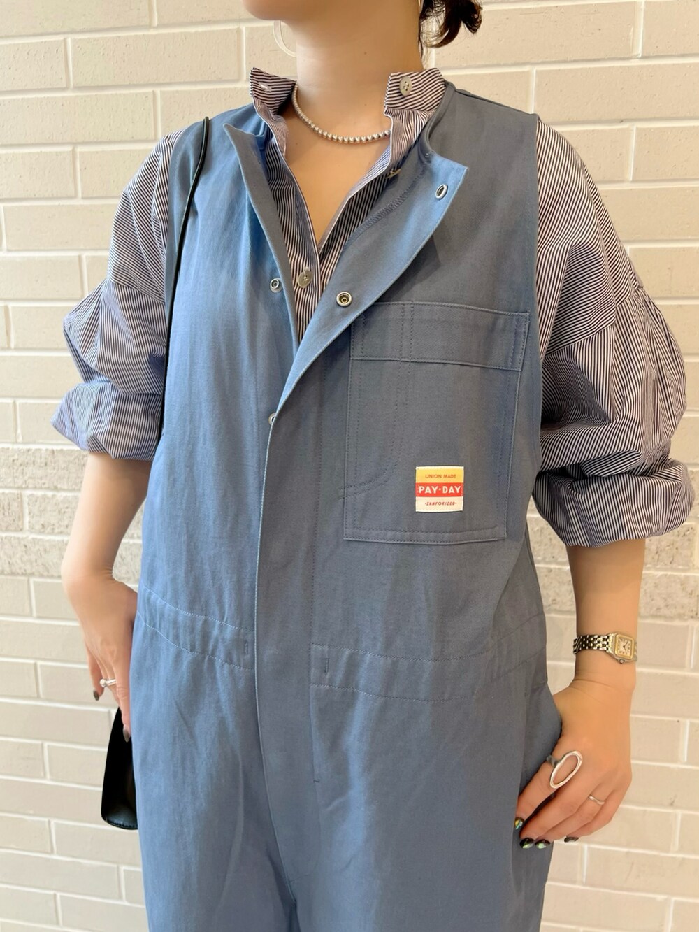ベージュ系のつなぎ/オールインワン、ブルー系のシャツ/ブラウス、ブラック系のサンダルを着用したレディースの春コーディネートの4枚目の写真