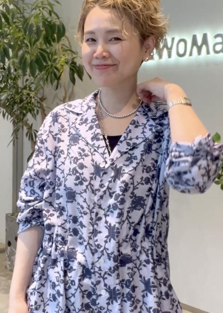 ブラウン系のボストンバッグ、ブラック系のサンダルを着用したレディースの夏コーディネートの6枚目の写真