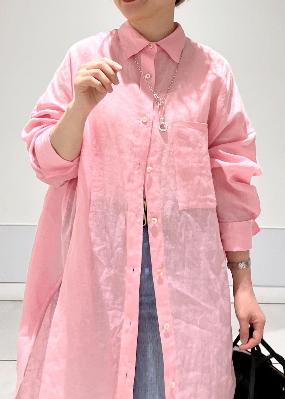 ピンク系のシャツ/ブラウス、ホワイト系のかごバッグ、ブルー系のデニムスカートを着用したレディースの春コーディネートの8枚目の写真