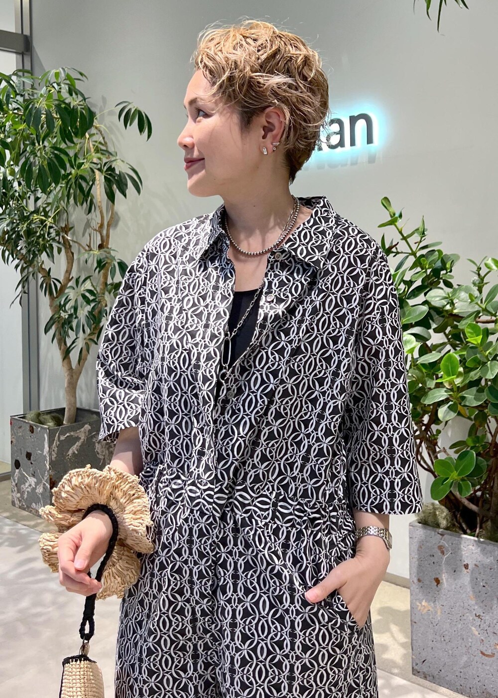 その他のサンダル、ブラック系のつなぎ/オールインワン、ホワイト系のハンドバッグを着用したレディースの夏コーディネートの4枚目の写真