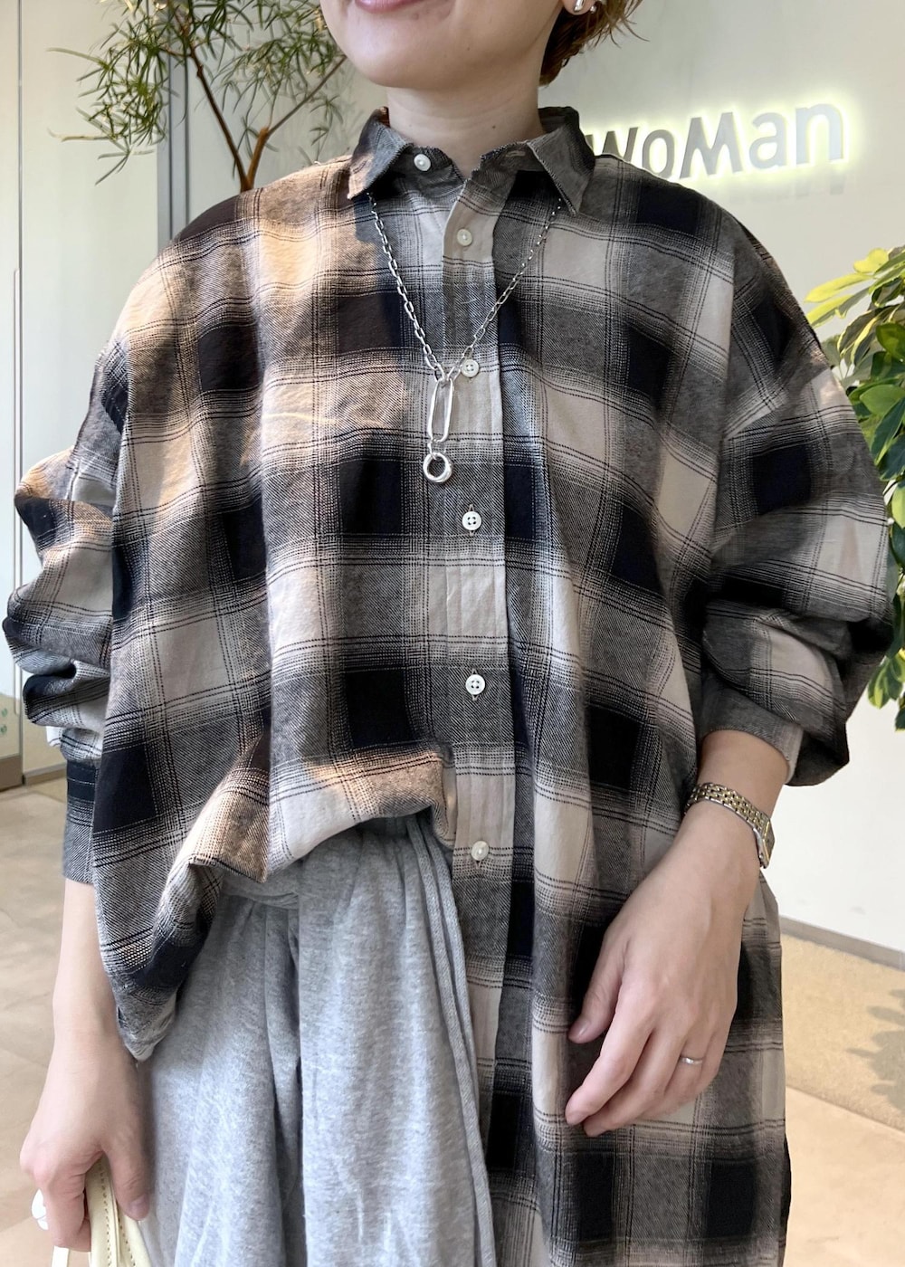 ブラック系のスニーカー、イエロー系のトートバッグを着用したレディースの秋コーディネートの7枚目の写真