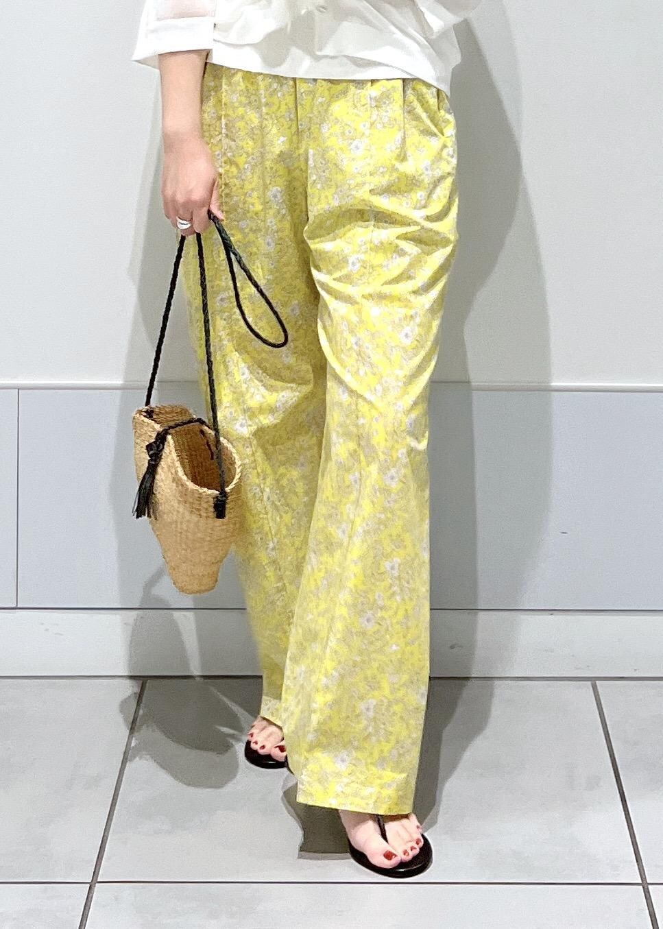 ブラック系のサンダル、イエロー系のその他パンツ、ホワイト系のタンクトップを着用したレディースの夏コーディネートの6枚目の写真