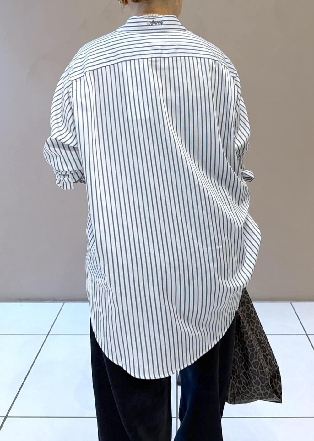 グレー系のベスト、ブルー系のシャツ/ブラウス、ブラック系のその他パンツを着用したレディースの秋コーディネートの9枚目の写真