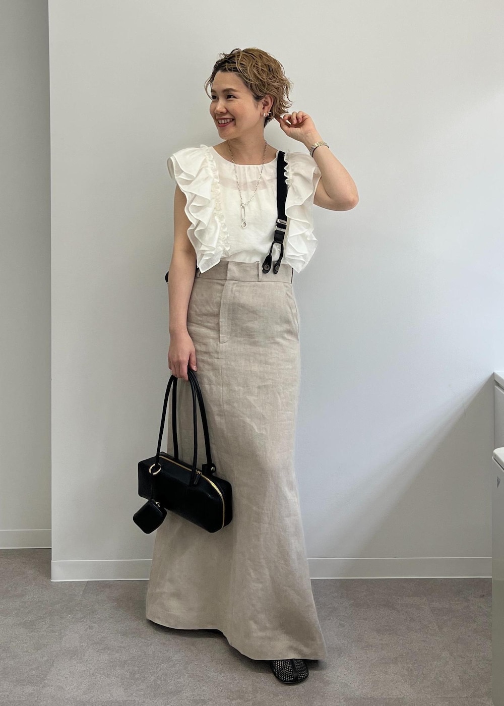 「サロンアダムエロペ、40代コーデ、PELLICO SUNNY、ペリーコサニー、メッシュブーツ、初春コーデ、春コーデ、初夏コーデ、夏コーデ、デートコーデ、お出かけコーデ、旅行コーデ、推し活コーデ、女子会コーデ、大人カジュアル」|「SALON adam et rope'の【WEB限定】ヨーロピアンフラックスリネンサスペンダースカート(スカート、ホワイト系)」を使った、Hiromさん(レディース・154cm)の春コーディネートの2枚目の写真