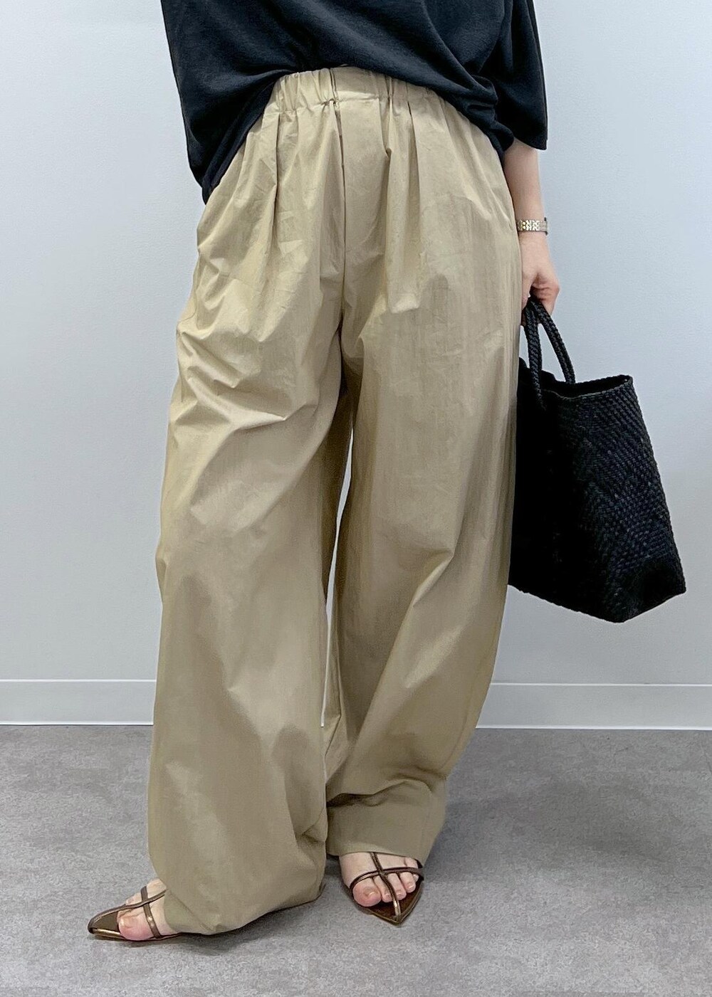 ブラック系のトートバッグ、グレー系のTシャツ/カットソー、その他のサンダルを着用したレディースの春コーディネートの6枚目の写真