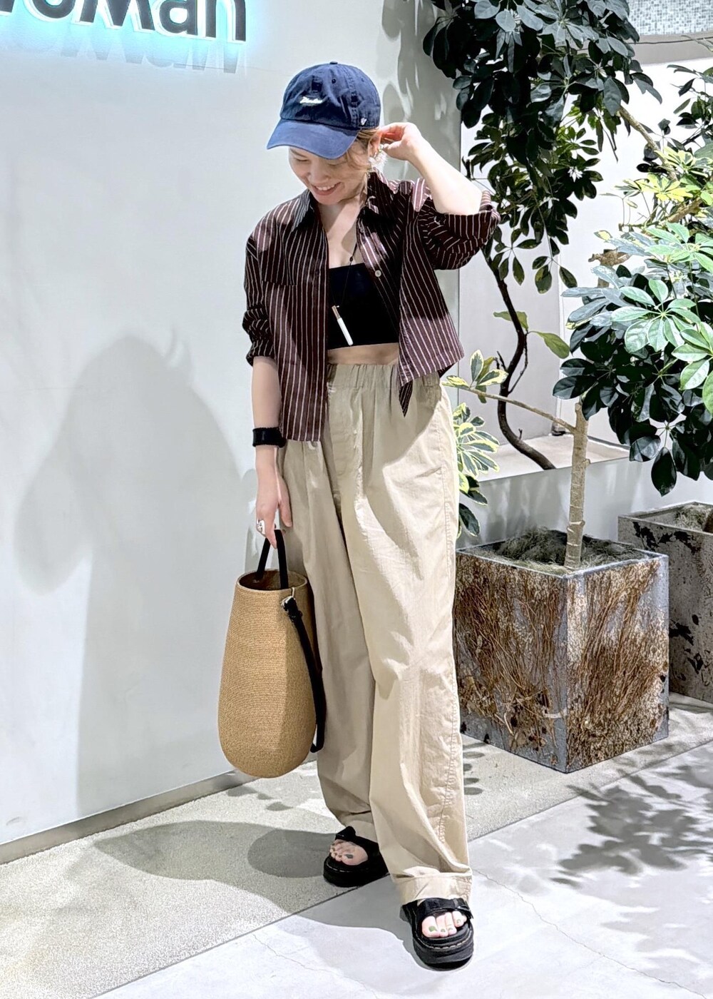 ベージュ系のその他パンツ、ブラウン系のシャツ/ブラウスを着用したレディースの春コーディネートの2枚目の写真