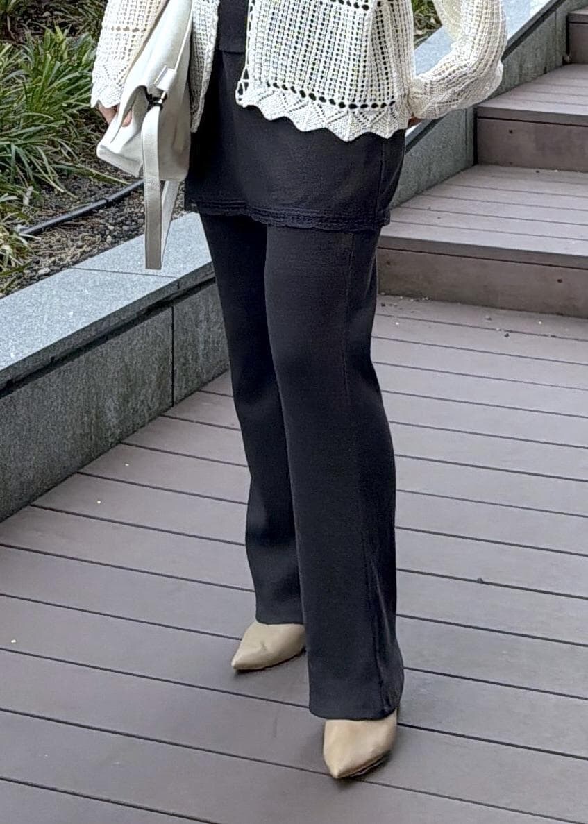 ベージュ系のパンプス、ホワイト系のカーディガン/ボレロ、グレー系のキャミソールを着用したレディースの春コーディネートの9枚目の写真