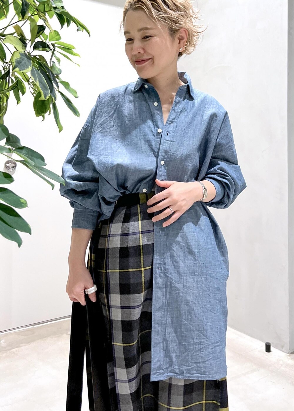 ブラック系のショルダーバッグ、ブラック系のその他パンツ、グレー系のスカートを着用したレディースの秋コーディネートの9枚目の写真