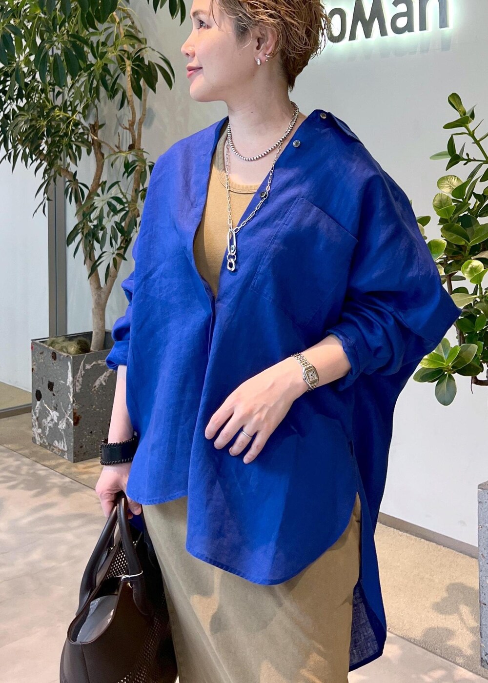 ブルー系のシャツ/ブラウス、ブラウン系のトートバッグ、ブラウン系のワンピースを着用したレディースの夏コーディネートの6枚目の写真