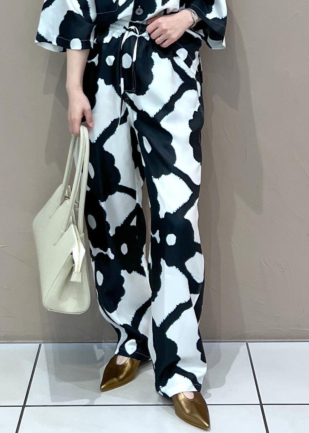 ホワイト系のボストンバッグ、その他のパンプス、ホワイト系のシャツ/ブラウスを着用したレディースの春コーディネートの7枚目の写真