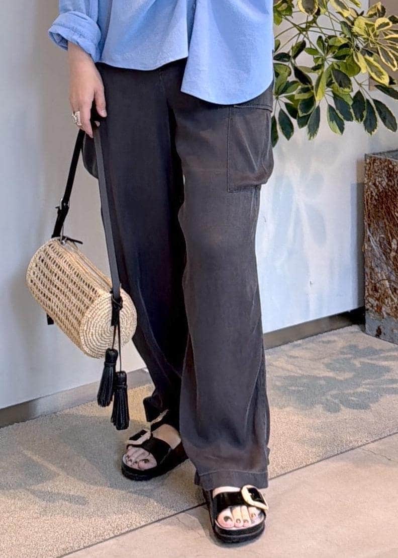 ベージュ系のショルダーバッグ、グレー系のその他パンツ、ブルー系のシャツ/ブラウスを着用したレディースの夏コーディネートの7枚目の写真