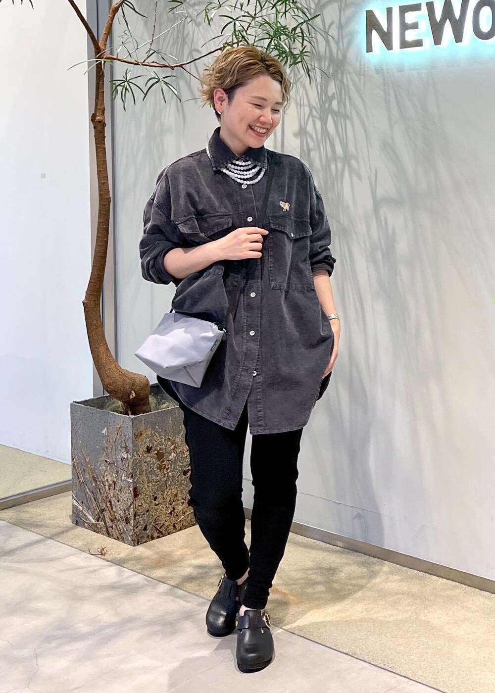 グレー系のシャツ/ブラウス、ブラック系のスニーカーを着用したレディースの秋コーディネートの4枚目の写真