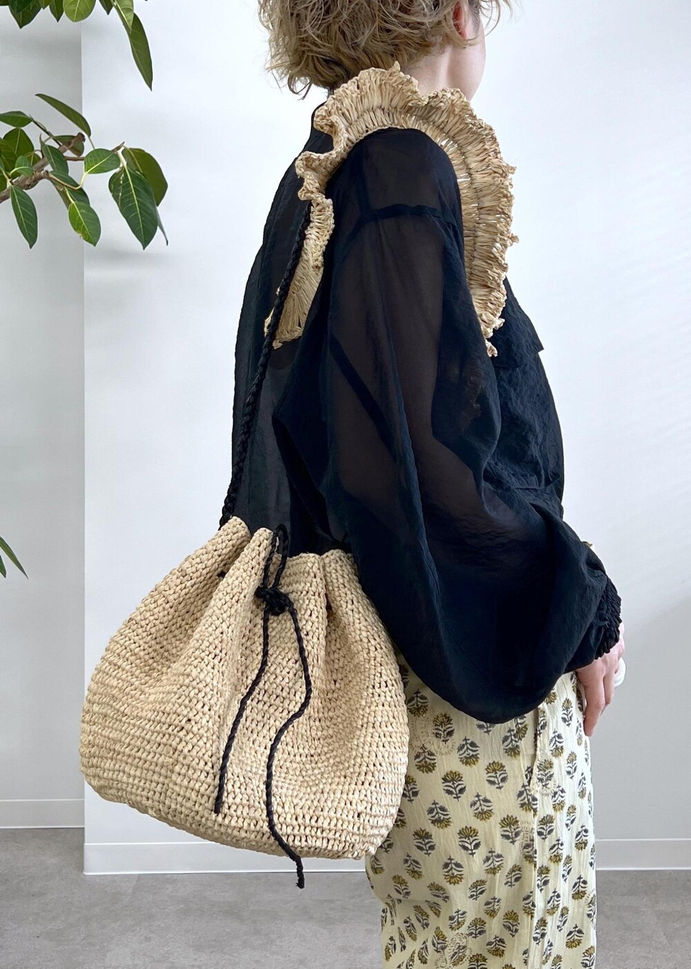 ブラック系のブルゾン、ベージュ系のその他パンツ、グレー系のサンダルを着用したレディースの冬コーディネートの7枚目の写真