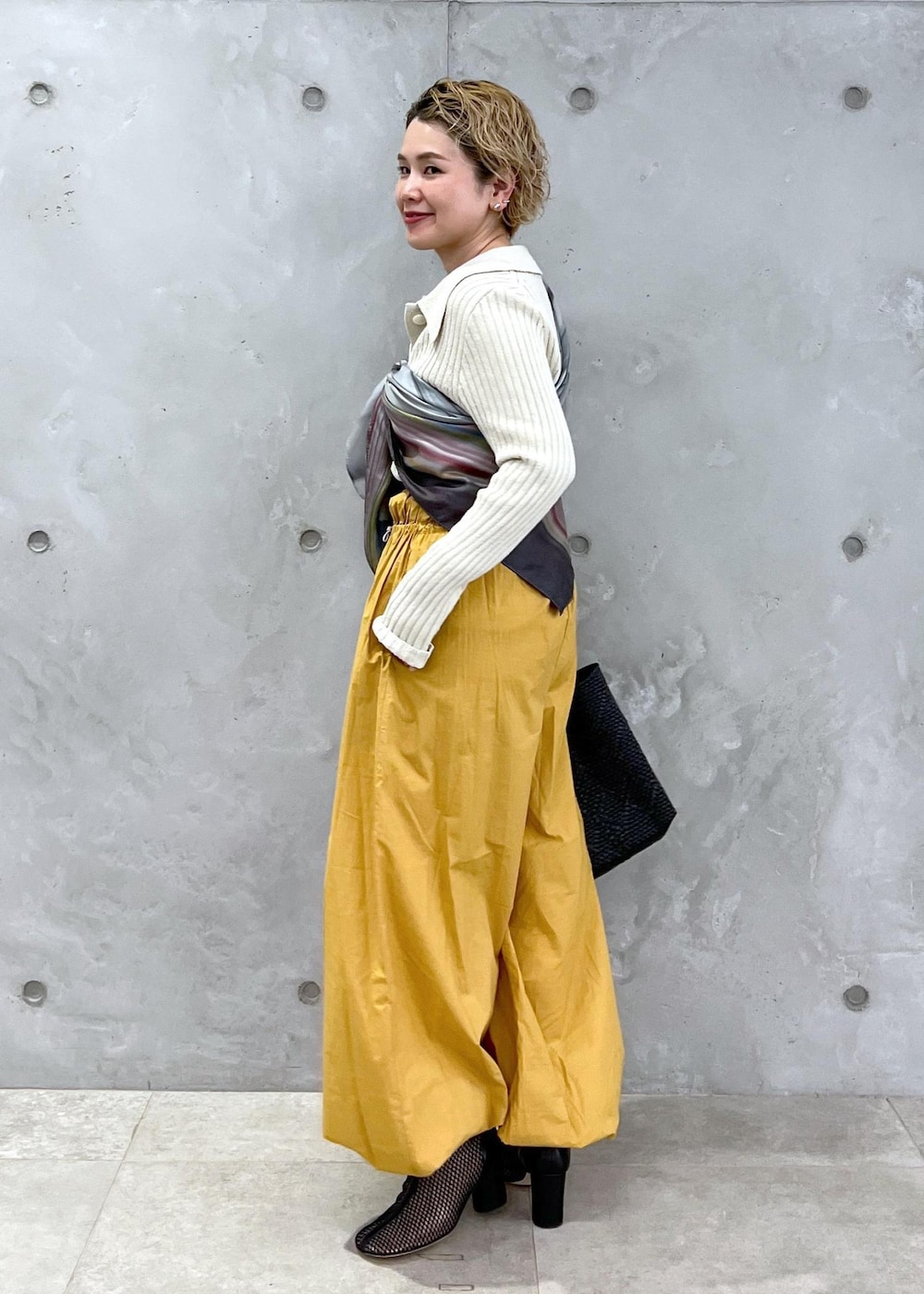 「サロンアダムエロペ、ローシルク、ヴィーガンシルク、シルク、シルクニット、PELLICO SUNNY、ペリーコサニー、メッシュブーツ、Baserange、ベースレンジ、Letra、レトラ、メルカドバッグ、初春コーデ、春コーデ」|「Letraの【Letra(レトラ)for SALON】PRAYA short XS/プラヤメルカドバッグ(かごバッグ、ブラック系)」を使った、Hiromさん(レディース・154cm)の冬コーディネートの5枚目の写真