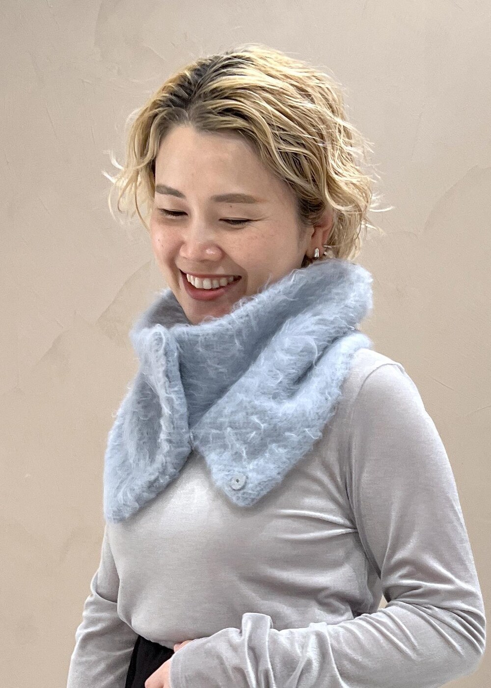 ホワイト系のその他アウター、ブラウン系のハンドバッグ、ブラック系のスカートを着用したレディースの秋コーディネートの5枚目の写真