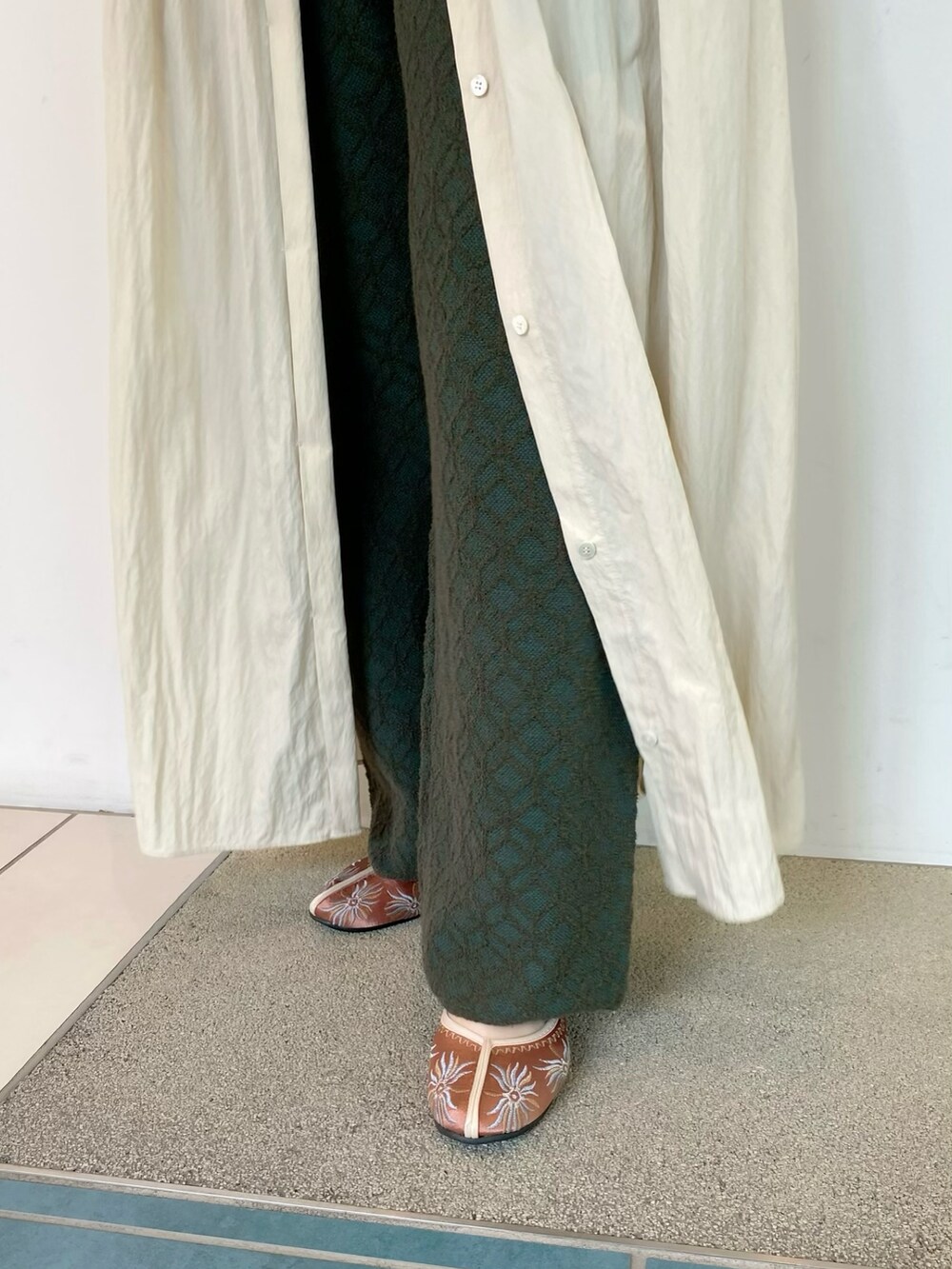 グリーン系のその他パンツ、ホワイト系のワンピース、ホワイト系のニット/セーターを着用したレディースの春コーディネートの5枚目の写真