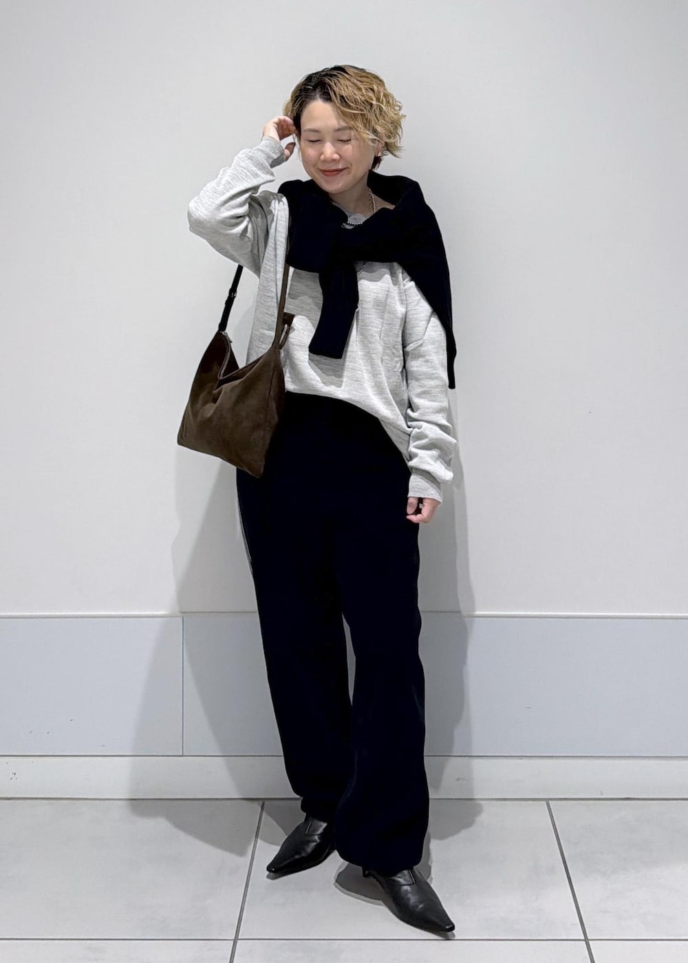 ブラック系のその他パンツ、ブラック系のスウェット、ブラウン系のショルダーバッグを着用したレディースの秋コーディネートの3枚目の写真
