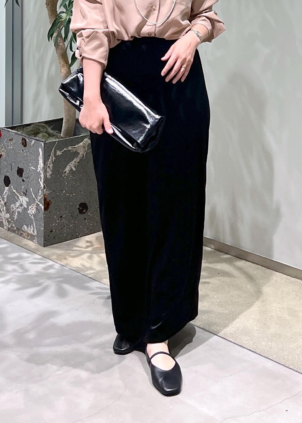 ブラック系のスカート、ピンク系のシャツ/ブラウス、ブラック系のショルダーバッグを着用したレディースの夏コーディネートの8枚目の写真