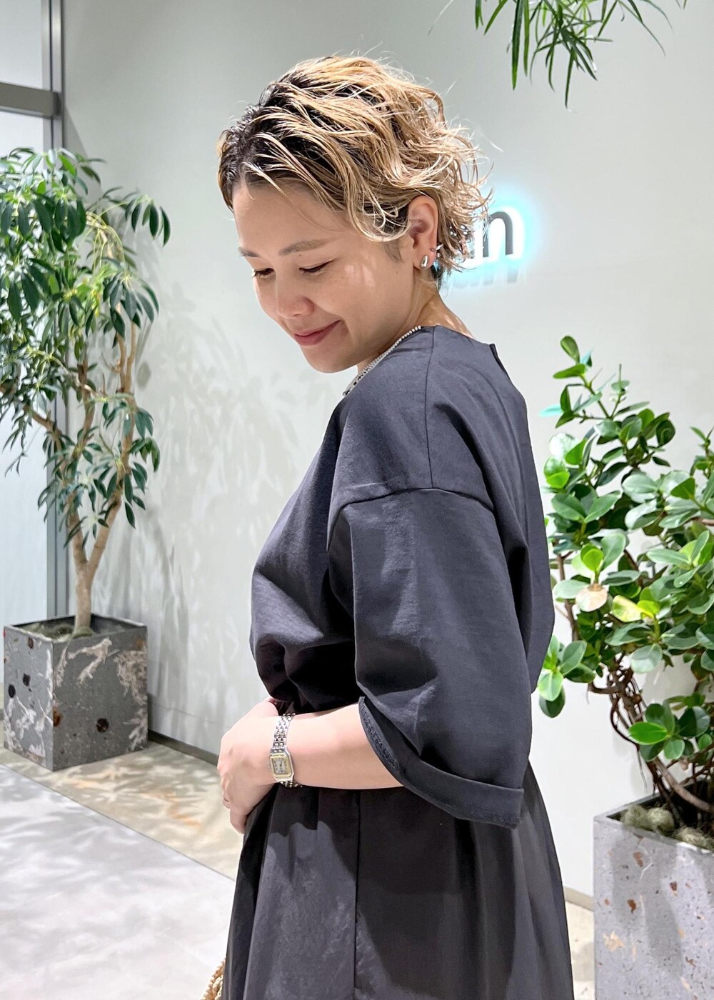 グレー系のスカート、グレー系のTシャツ/カットソー、ホワイト系のサンダルを着用したレディースの春コーディネートの8枚目の写真