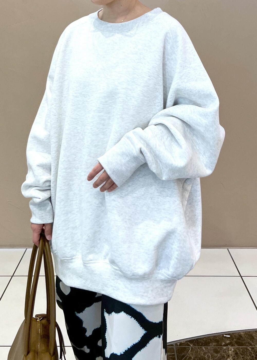 グレー系のスウェット、その他のパンプス、ブラウン系のボストンバッグを着用したレディースの春コーディネートの8枚目の写真