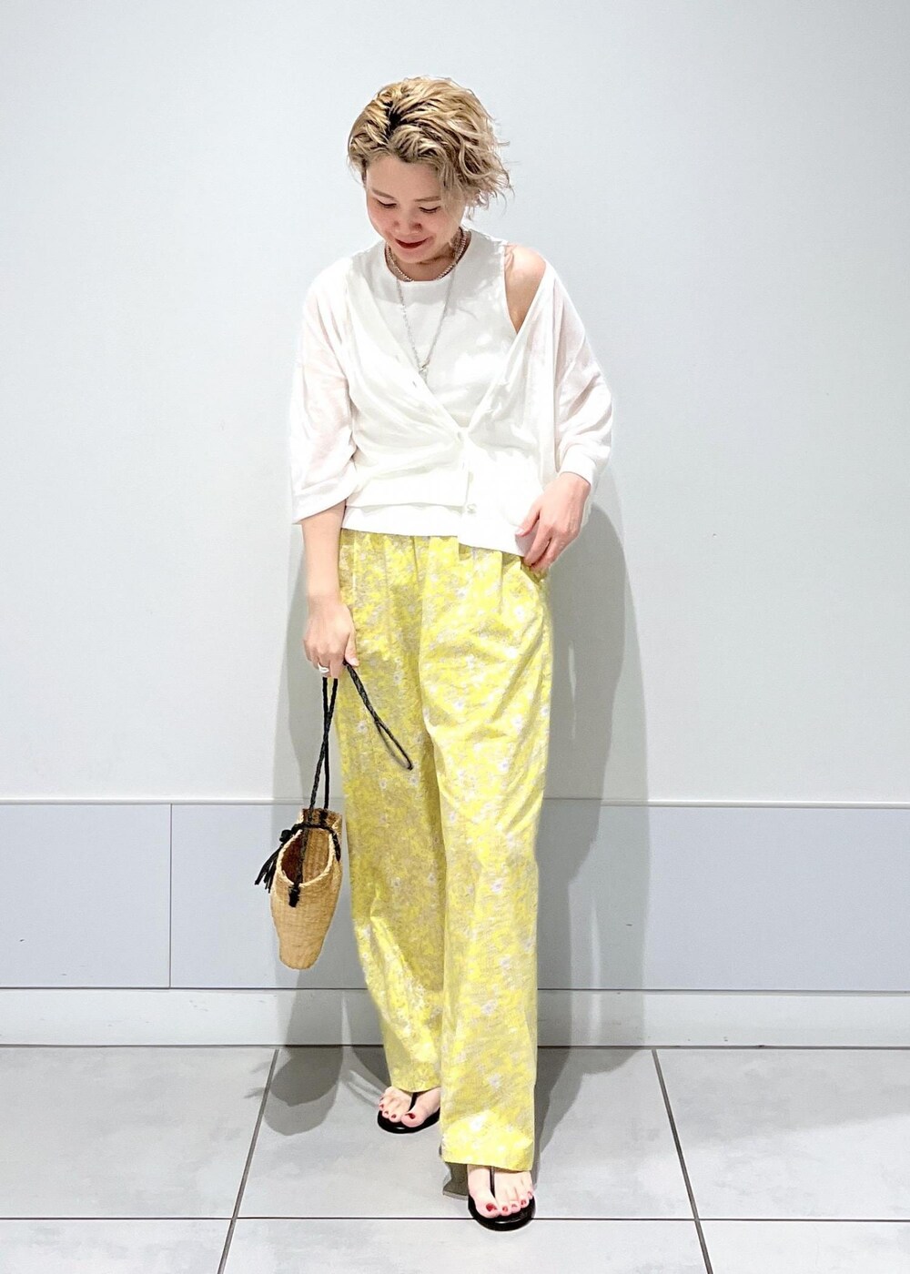 ブラック系のサンダル、イエロー系のその他パンツ、ホワイト系のタンクトップを着用したレディースの夏コーディネートの3枚目の写真