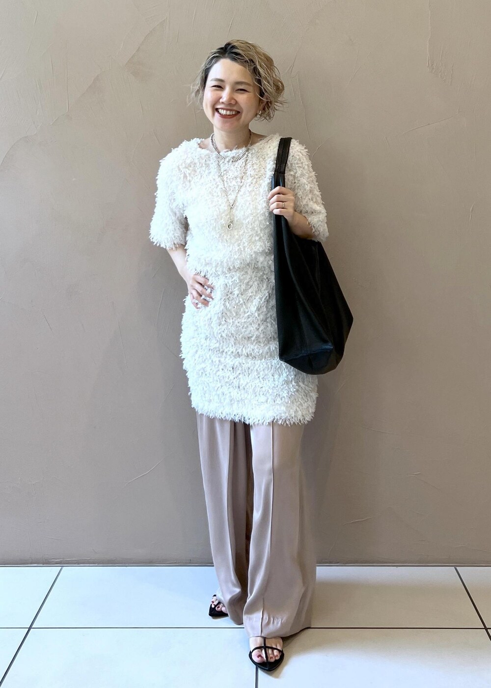 イエロー系のその他パンツ、ブラック系のサンダル、ホワイト系のTシャツ/カットソーを着用したレディースの夏コーディネートの4枚目の写真