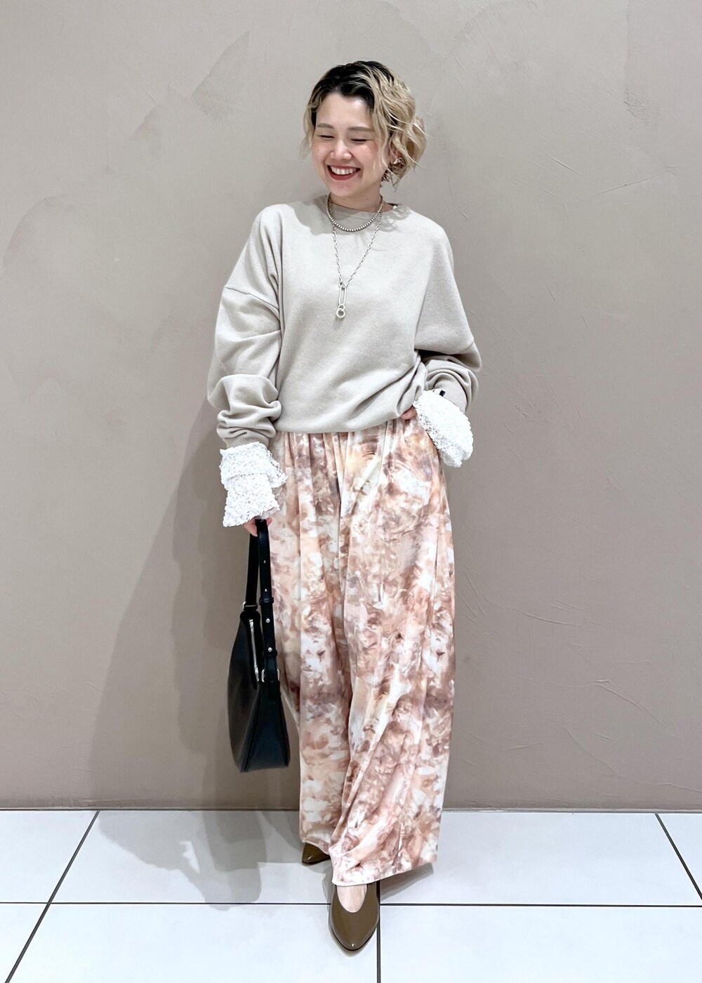 ベージュ系のその他パンツ、ホワイト系のその他トップス、ブラウン系のパンプスを着用したレディースの秋コーディネートの2枚目の写真