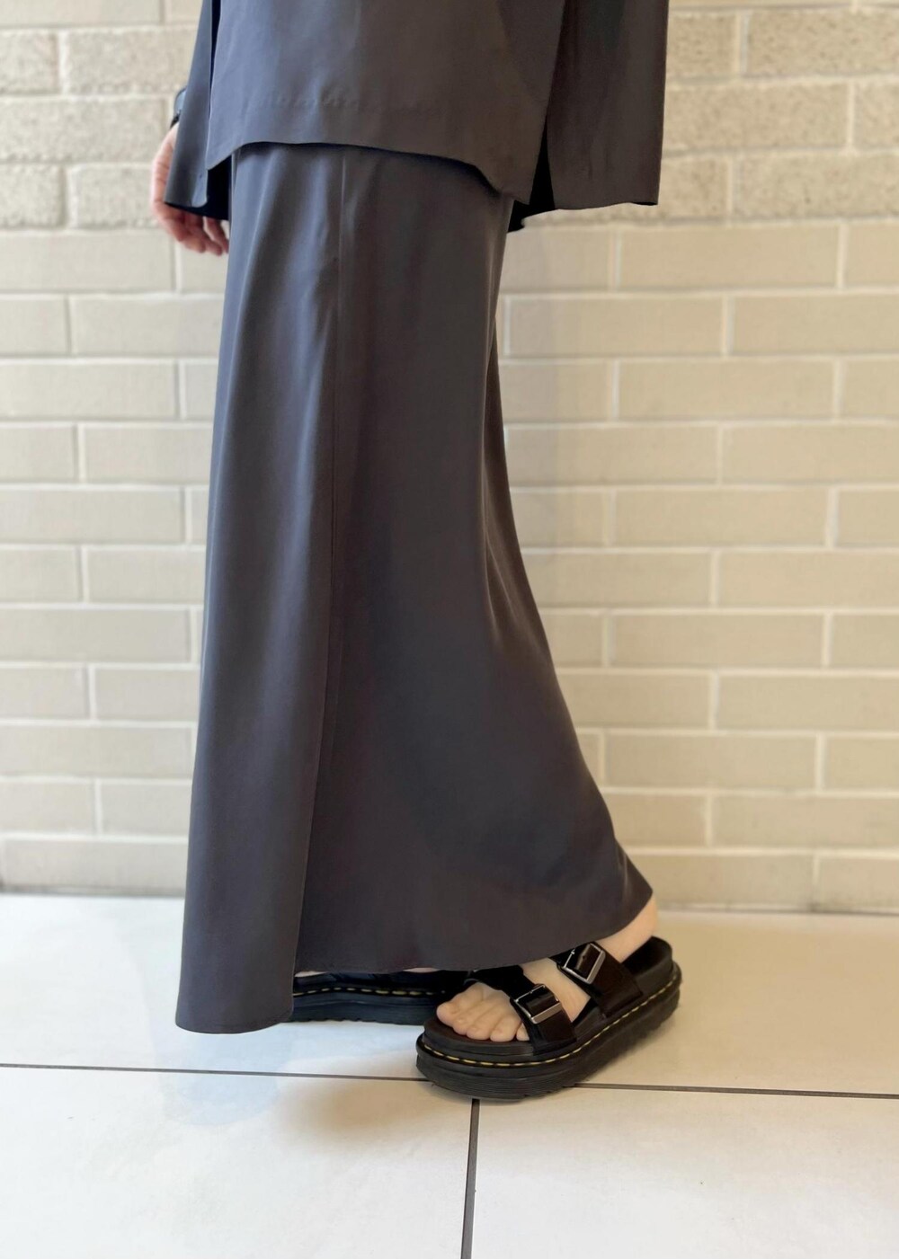 グレー系のスカート、グレー系のシャツ/ブラウス、ホワイト系のチューブトップを着用したレディースの春コーディネートの6枚目の写真