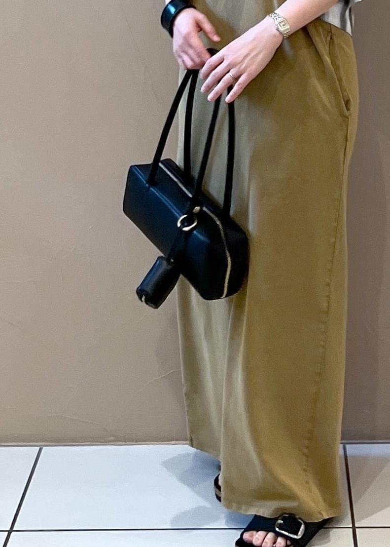 ブラック系のショルダーバッグ、ブラック系のシャツ/ブラウス、ブラウン系のワンピースを着用したレディースの夏コーディネートの8枚目の写真