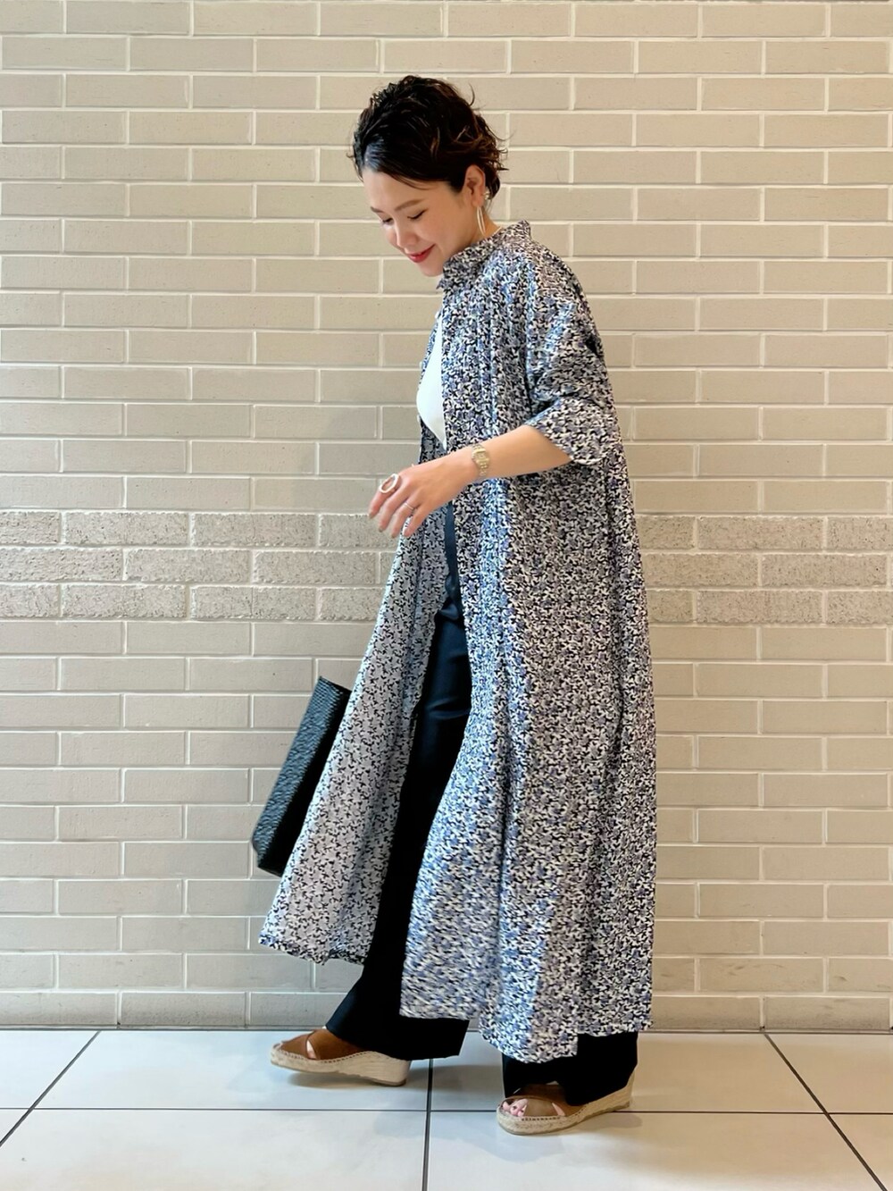 ブルー系のシャツワンピース、ホワイト系のトップス、ブラック系のその他パンツを着用したレディースの春コーディネートの3枚目の写真