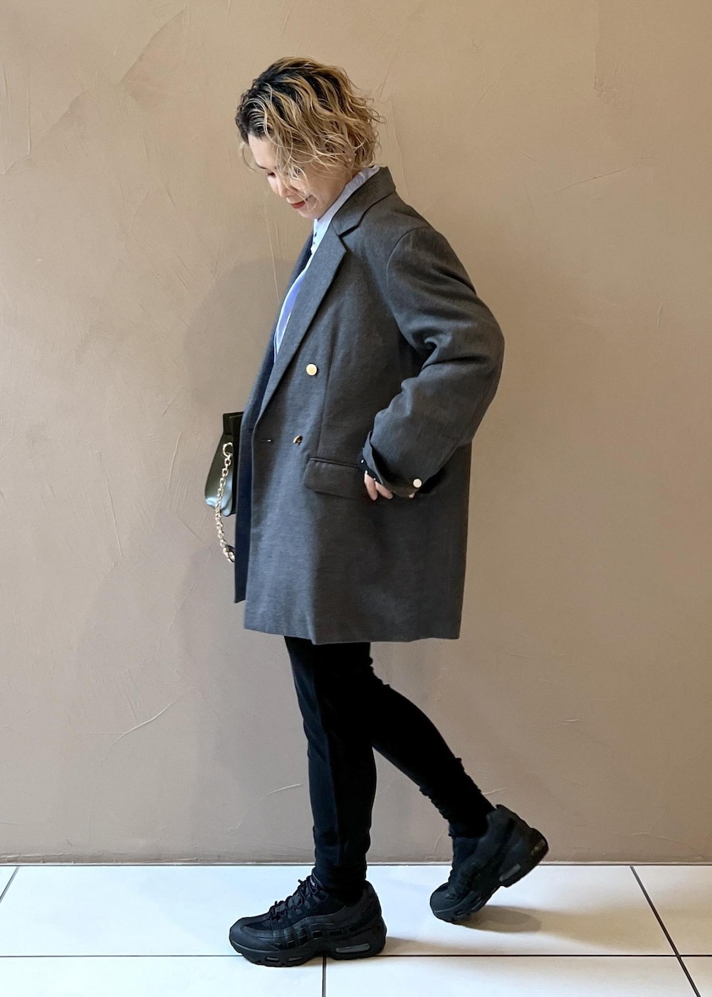 ブルー系のシャツ/ブラウス、グレー系のテーラードジャケット、グリーン系のショルダーバッグを着用したレディースの秋コーディネートの5枚目の写真