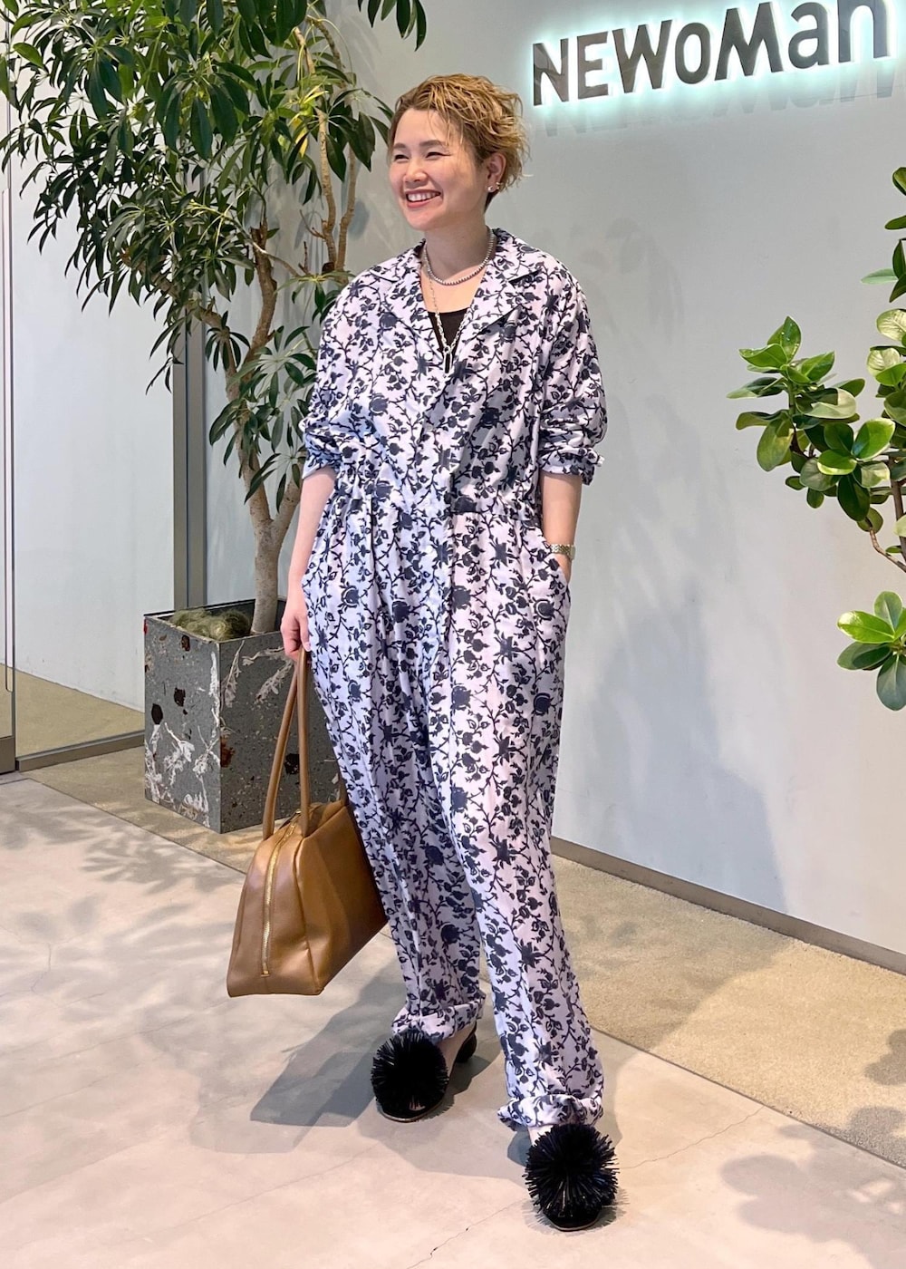 ブルー系のシャツ/ブラウス、ブラウン系のボストンバッグ、ブラック系のサンダルを着用したレディースの夏コーディネートの8枚目の写真