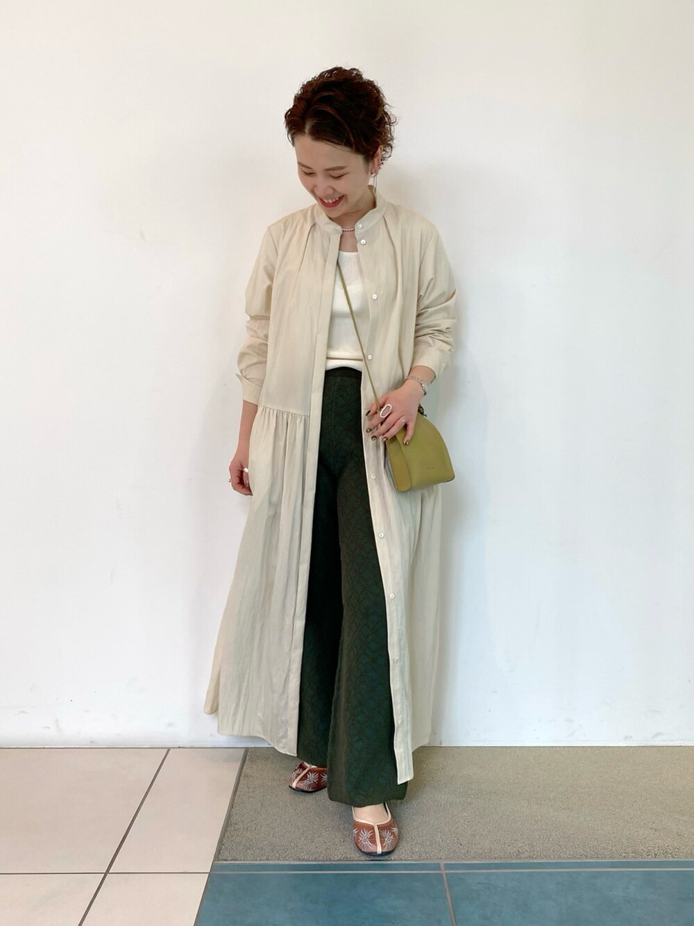 グリーン系のその他パンツ、ホワイト系のワンピース、ホワイト系のニット/セーターを着用したレディースの春コーディネートの2枚目の写真