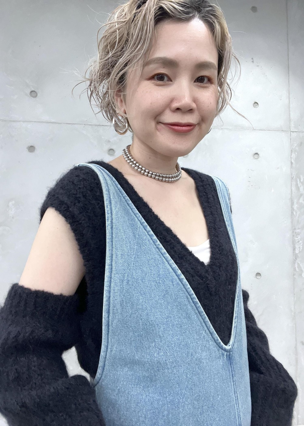 ブラック系のベスト、グリーン系のショルダーバッグ、ブルー系のサロペット/オーバーオールを着用したレディースの夏コーディネートの9枚目の写真