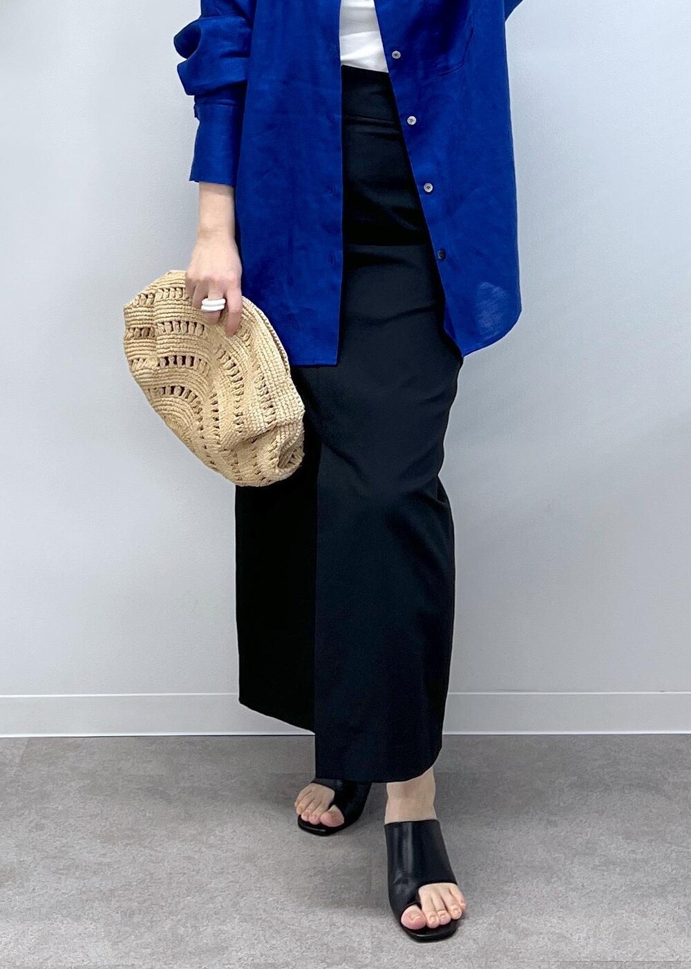 ブラック系のスカート、ブルー系のシャツ/ブラウス、ブラック系のサンダルを着用したレディースの冬コーディネートの8枚目の写真