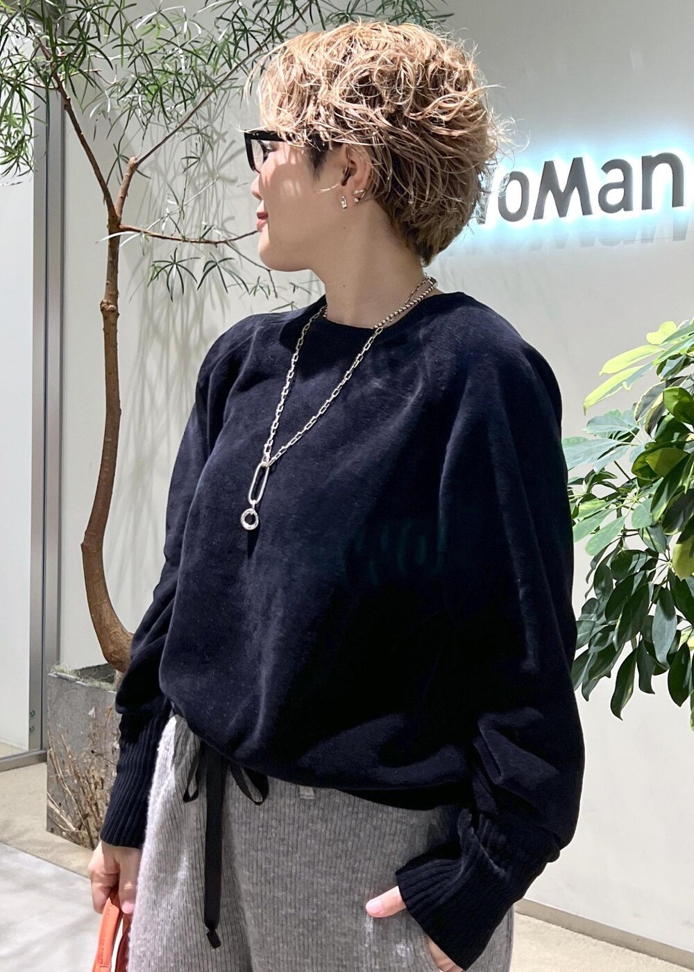 ブラック系のスウェット、ブラック系のその他シューズ、レッド系のトートバッグを着用したレディースの秋コーディネートの6枚目の写真