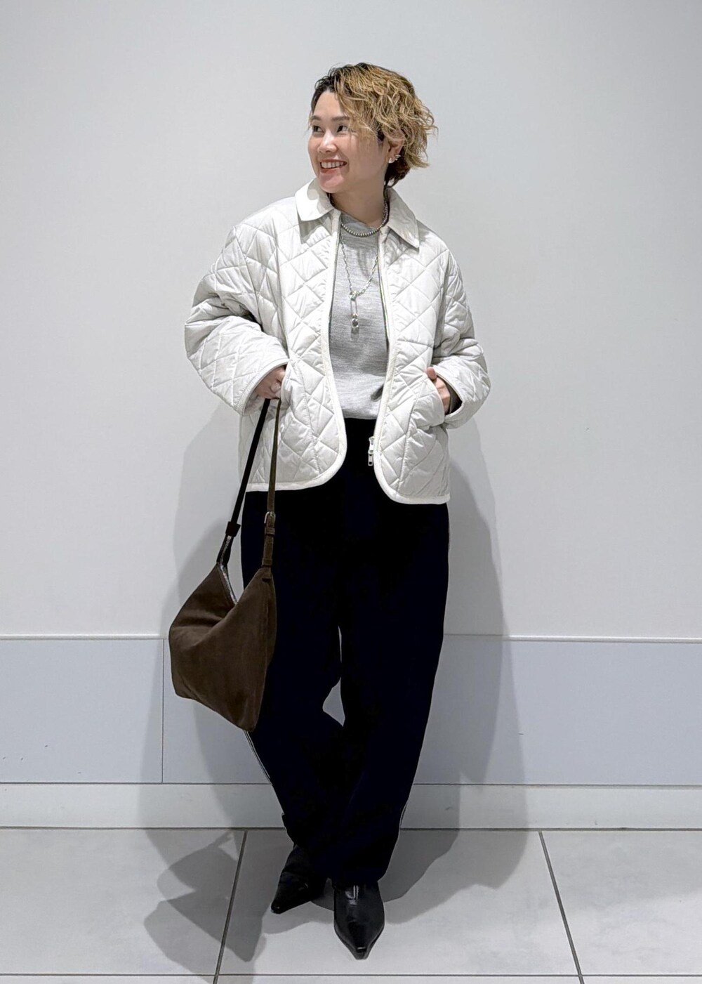 ブラック系のその他パンツ、ブラウン系のショルダーバッグ、ピンク系のブルゾンを着用したレディースの秋コーディネートの2枚目の写真