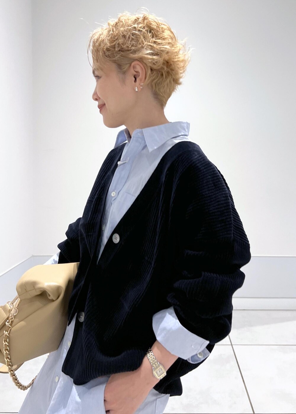 ブラック系のカーディガン/ボレロ、ブラック系のカーディガン/ボレロ、ベージュ系のトートバッグを着用したレディースの夏コーディネートの5枚目の写真