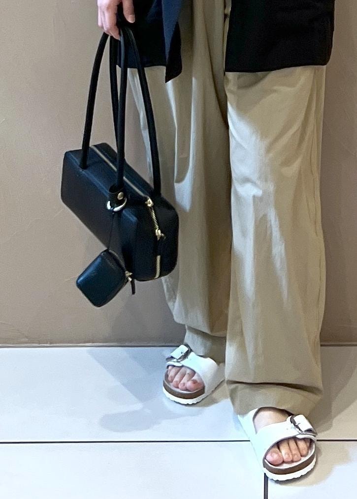 ベージュ系のその他パンツ、ブラック系のショルダーバッグ、ホワイト系のサンダルを着用したレディースの夏コーディネートの9枚目の写真