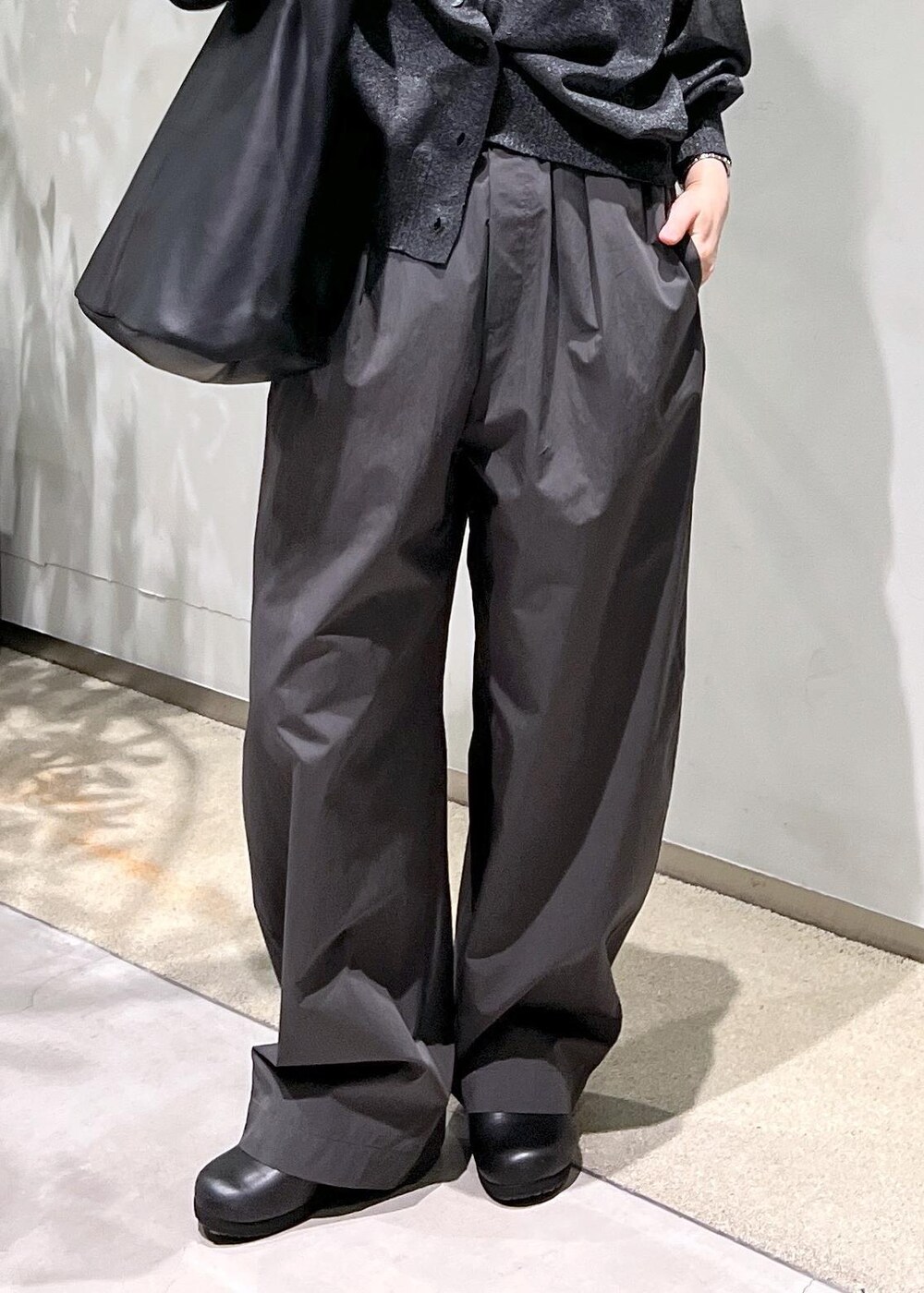 ブラック系のタンクトップ、シルバー系のカーディガン/ボレロ、グレー系のその他パンツを着用したレディースの春コーディネートの8枚目の写真