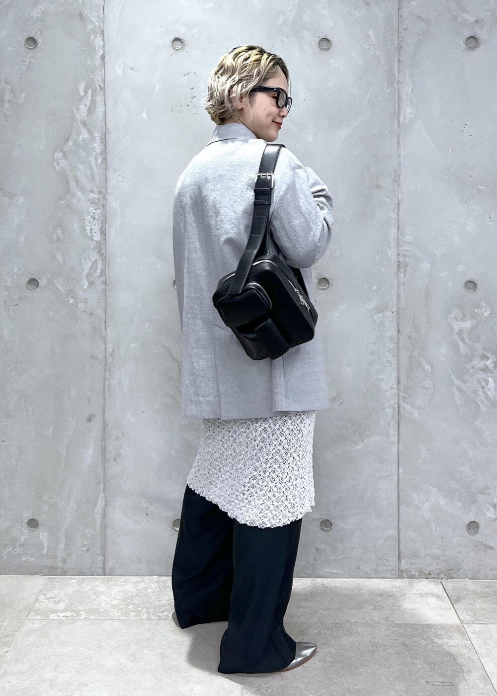 ホワイト系のワンピース、グレー系のテーラードジャケット、ブラック系のボディバッグ/ウエストポーチを着用したレディースの夏コーディネートの6枚目の写真