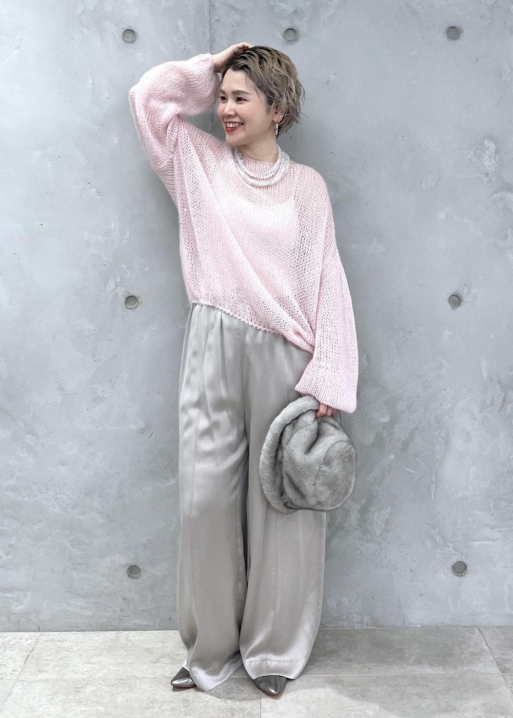 グレー系のその他パンツ、ピンク系のニット/セーター、シルバー系のパンプスを着用したレディースの夏コーディネートの5枚目の写真