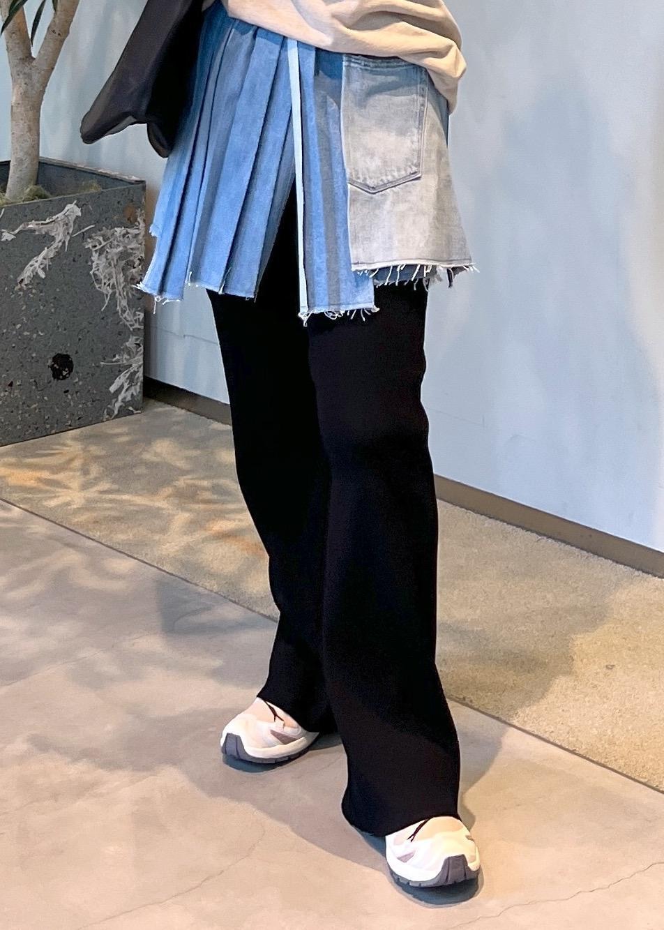 ブラック系のその他パンツ、ベージュ系のTシャツ/カットソー、ベージュ系のスニーカーを着用したレディースの春コーディネートの9枚目の写真