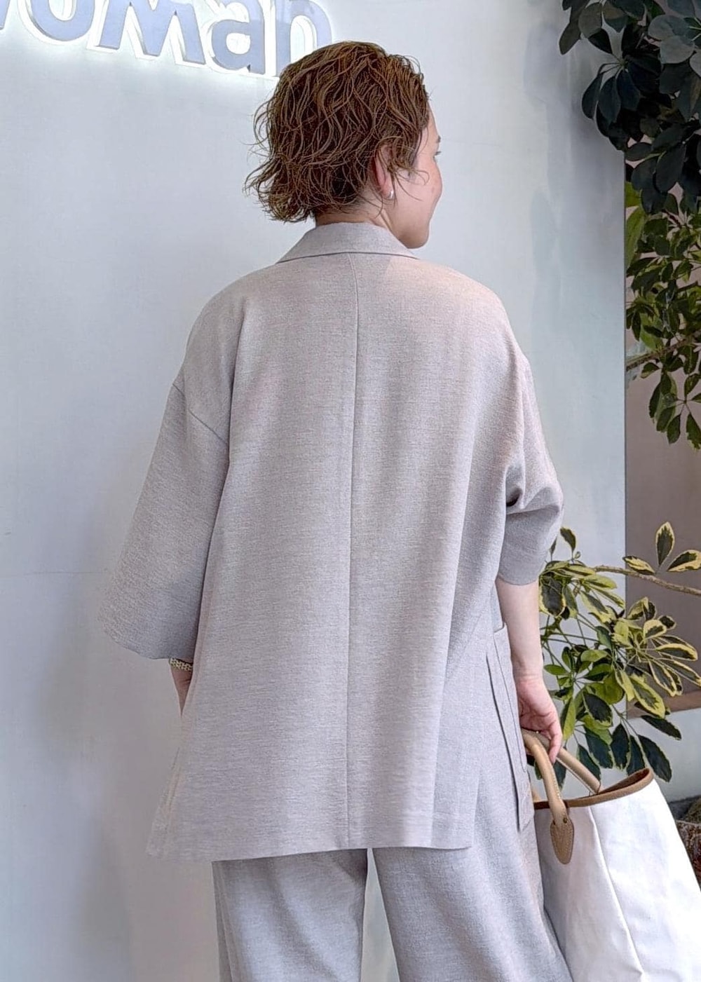 ベージュ系のテーラードジャケット、ベージュ系のその他パンツ、ホワイト系のトートバッグを着用したレディースの夏コーディネートの8枚目の写真