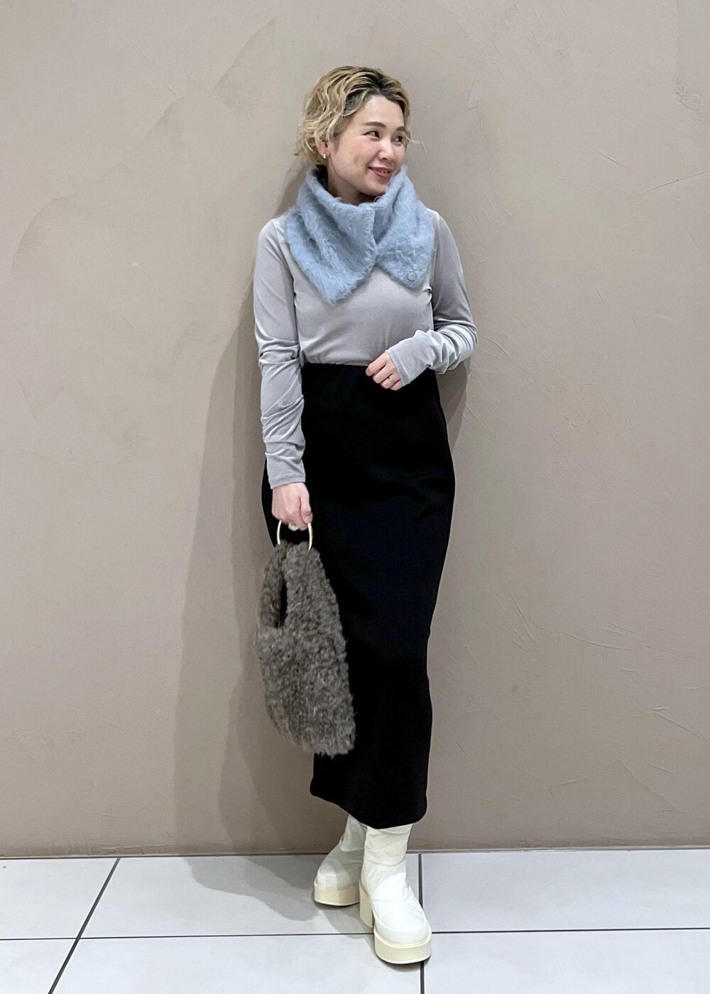 ホワイト系のその他アウター、ブラウン系のハンドバッグ、ブラック系のスカートを着用したレディースの秋コーディネートの3枚目の写真