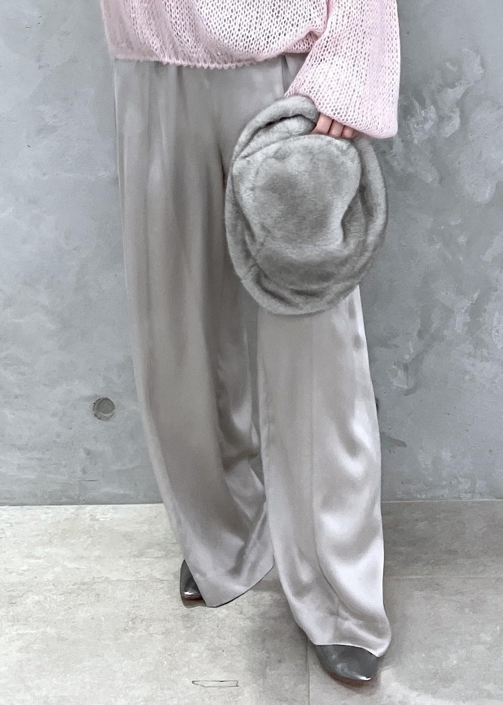 グレー系のその他パンツ、ピンク系のニット/セーター、シルバー系のパンプスを着用したレディースの夏コーディネートの10枚目の写真