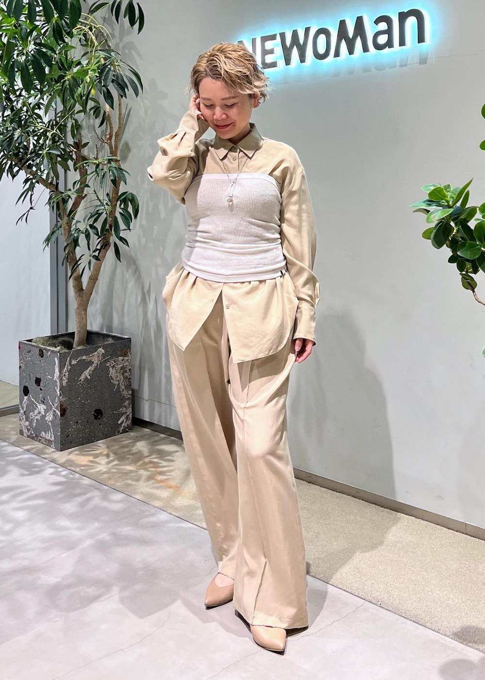 ベージュ系のその他パンツ、ベージュ系のシャツ/ブラウス、ホワイト系のボストンバッグを着用したレディースの春コーディネートの4枚目の写真