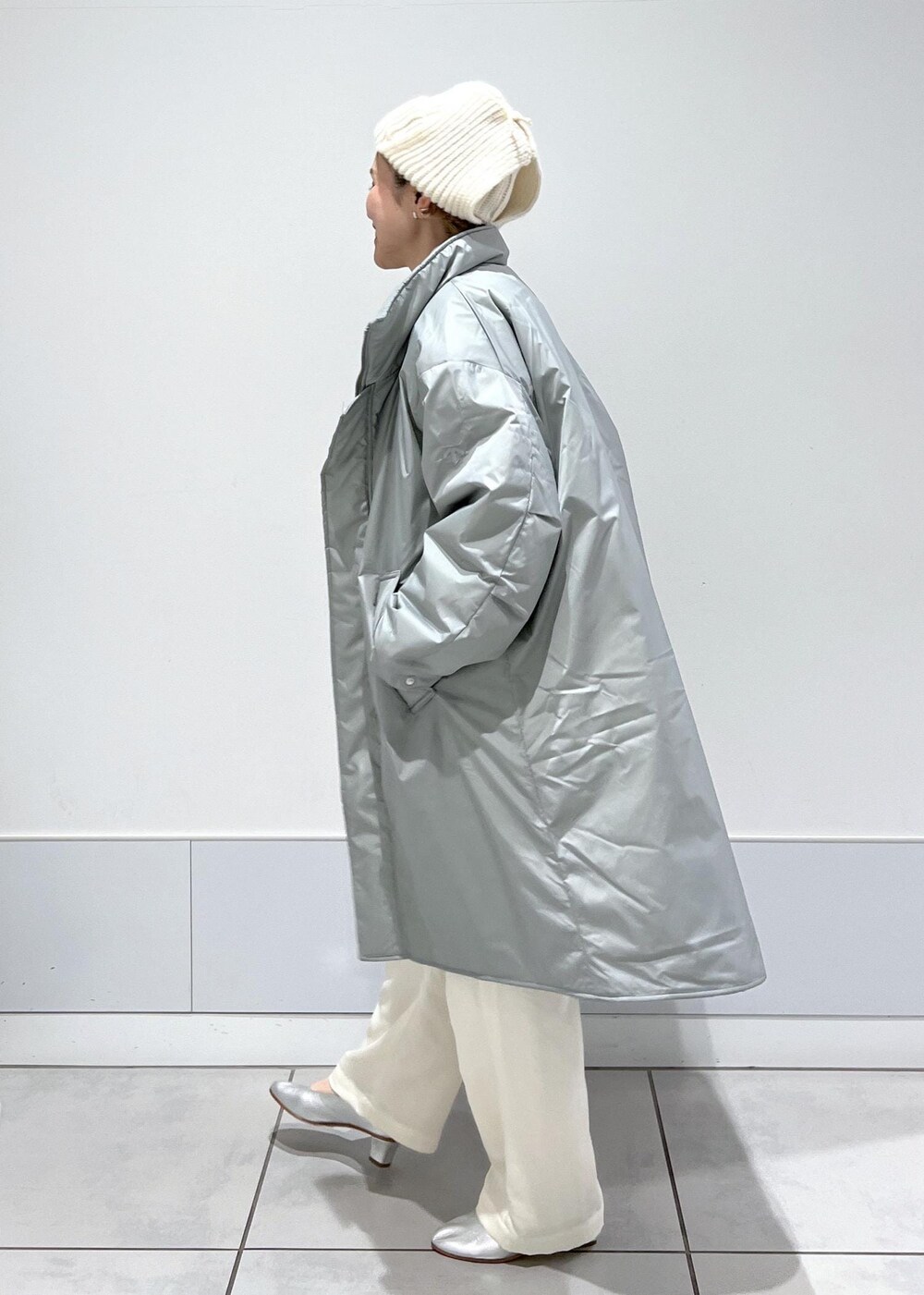 ホワイト系のキャミソール、ホワイト系のカーゴパンツ、シルバー系のその他アウターを着用したレディースの冬コーディネートの5枚目の写真