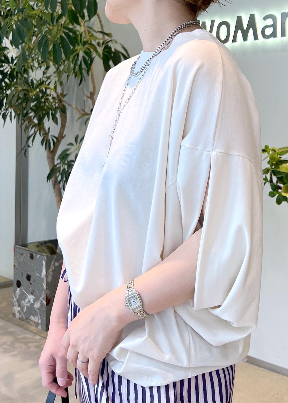 ホワイト系のTシャツ/カットソー、ベージュ系のショルダーバッグ、ブラック系のサンダルを着用したレディースの夏コーディネートの6枚目の写真