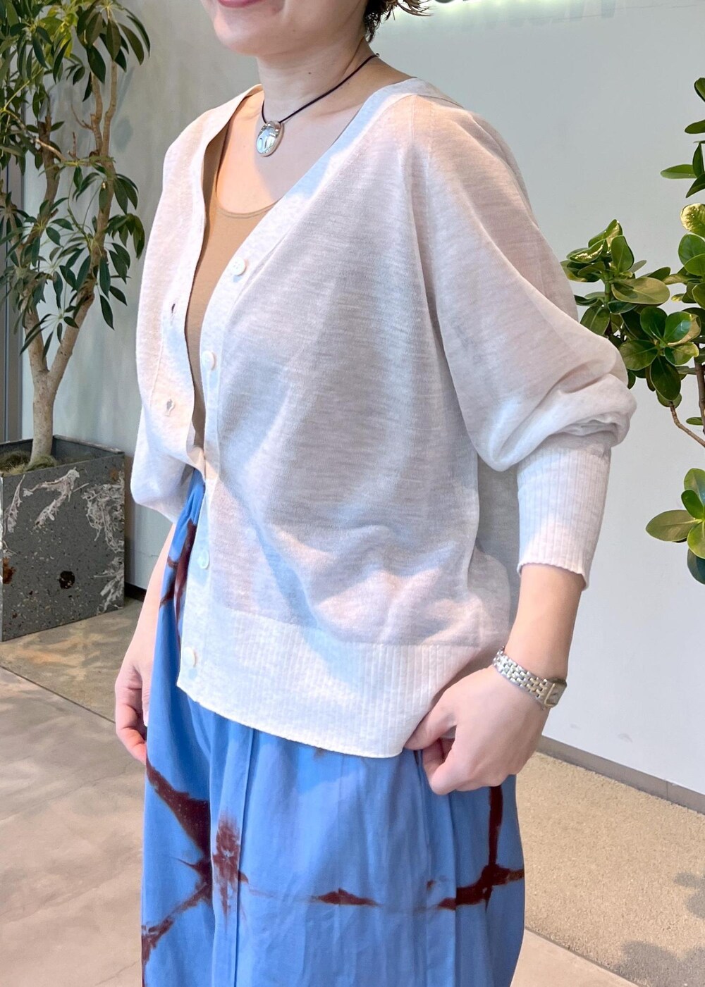 グレー系のカーディガン/ボレロ、ブルー系のその他パンツ、ベージュ系のタンクトップを着用したレディースの春コーディネートの6枚目の写真